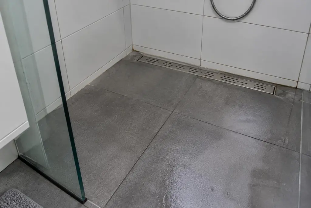 Lekdetectie IJsselstein – lekkende inloopdouche met natte voegen