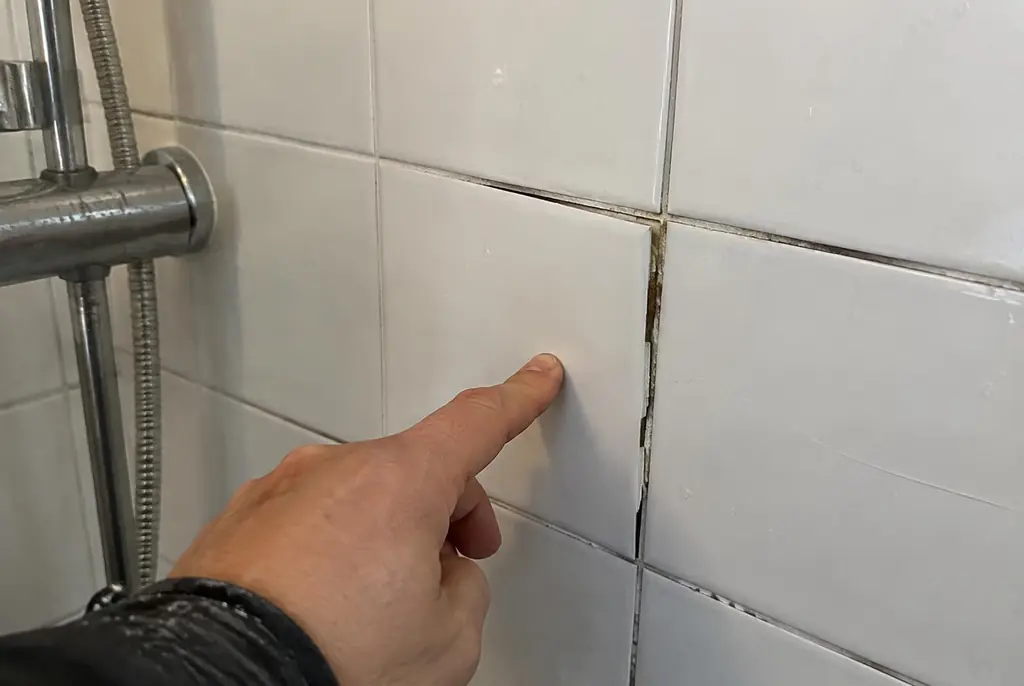 Lekdetectie IJsselstein – losse, holle badkamertegels door een lekkage