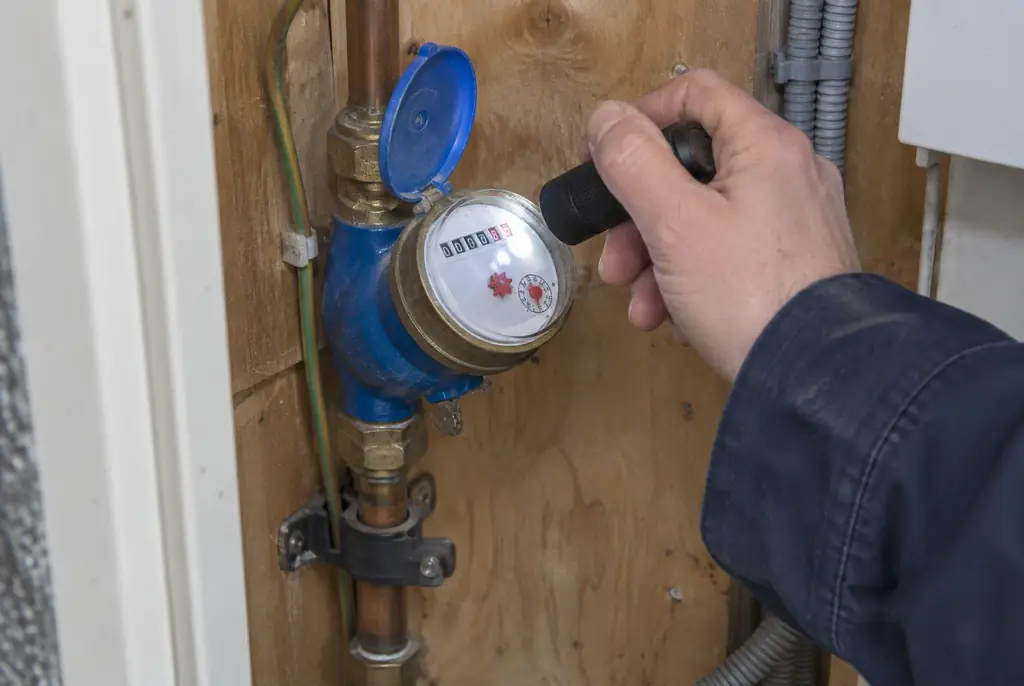 Lekdetectie IJsselstein – watermeter in de meterkast controleren met een zaklamp
